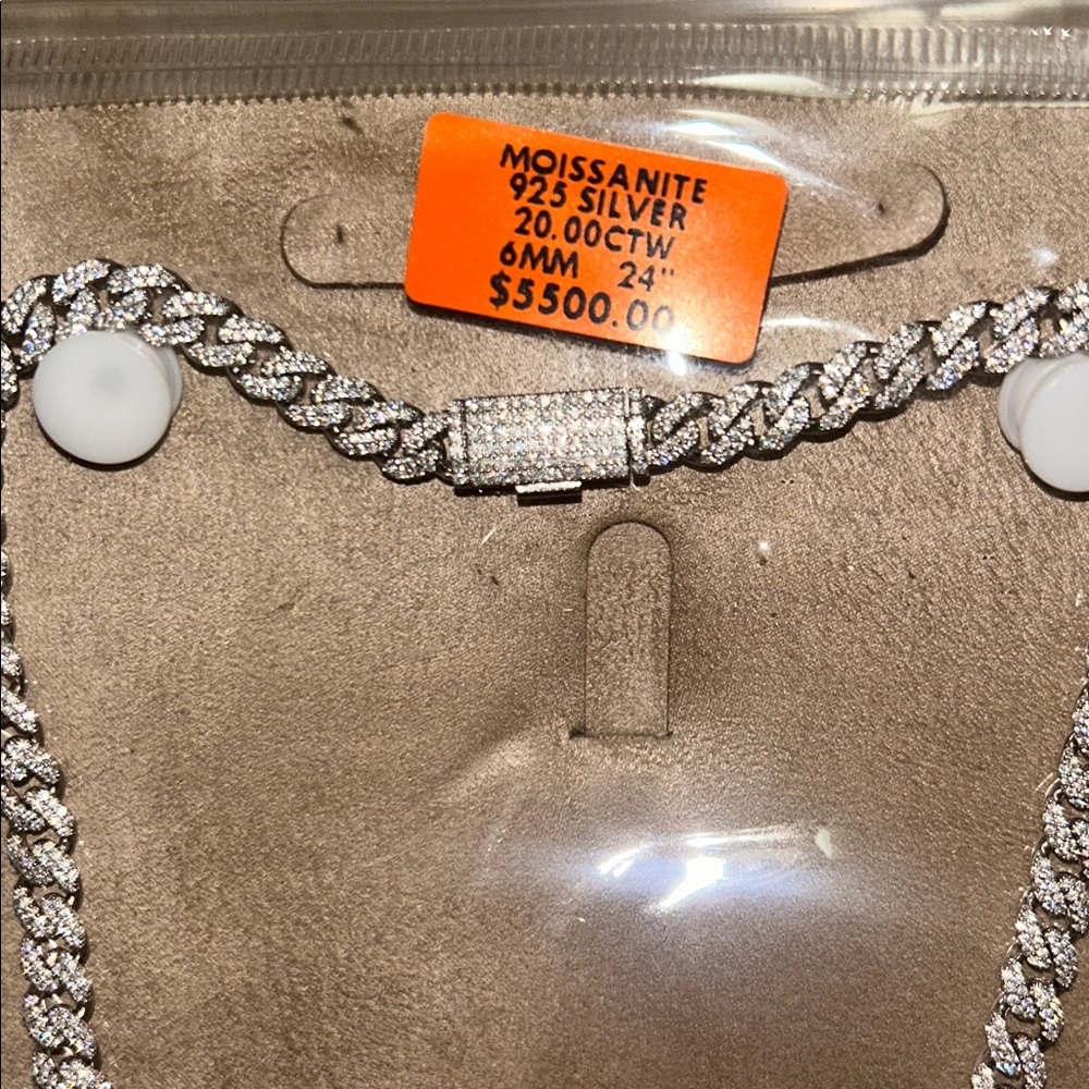 24 inch 6 mm 925 silver moissanite Cuban chain.
54 grams of 925 silver - Picture 3 of 7